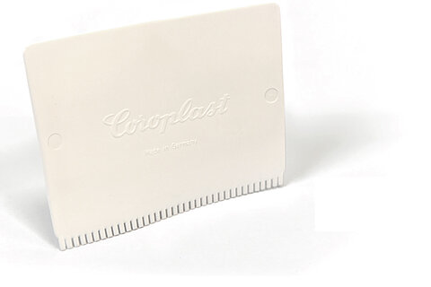 Neuer Spachtel von Coroplast Tape mit glatter und gezahnter Seite
