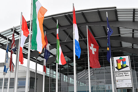 Fahnen vor dem Eingangsbereich der Messe BAU in München