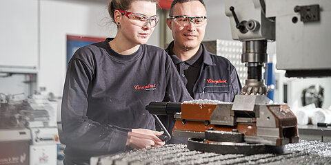 Foto von zwei Coroplast Mitarbeitenden in der Produktion