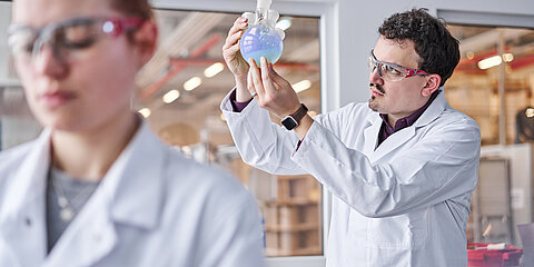 Mitarbeitende in der Produktentwicklung bei der Coroplast Group