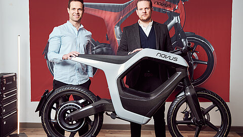 René Renger und Philip Schröder mit dem E-Motorrad von Novus