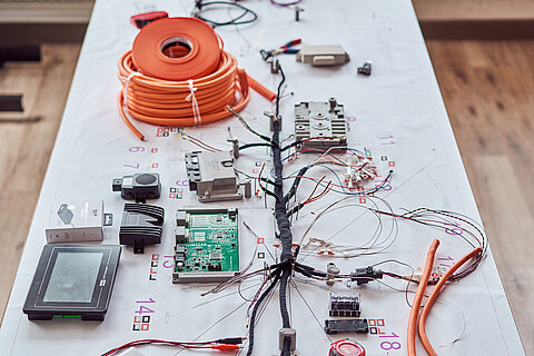 Ausgelegter Leitungssatz von WeWire mit sämtlichen Komponenten, die dieser miteinander verbindet. 