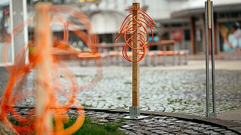Kunstwerk aus orangen Ladeanschlussleitungen von Coroflex