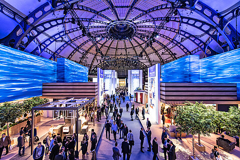 Blick auf die Festhalle der Messe ISH