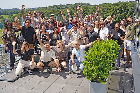 Gruppenbild der Gründerinnen und Gründer von Start-ups im Bereich Kreislaufwirtschaft auf der Terrasse der Coroplast Group.