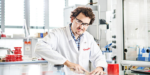 Mario Lünne bei der Arbeit im Entwicklungslabor
