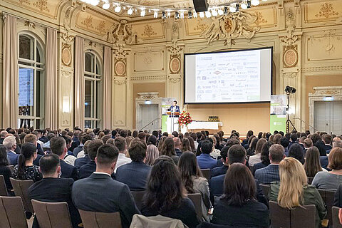 View towards the stage of speakers at the award ceremony for the Deutschlandstipendium 2021