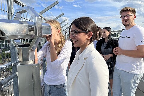 Drei Mitarbeitende der Coroplast Group auf dem Dach des Gaskessels