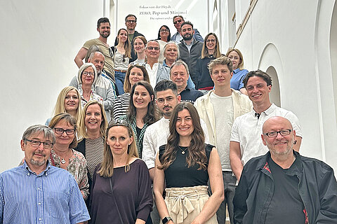  Teilnehmer der Kunstführungen der Coroplast-Gruppe im Treppenhaus des Museums