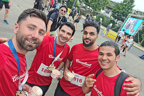 Vier Mitglieder des Coroplast-Teams beim Eisessen