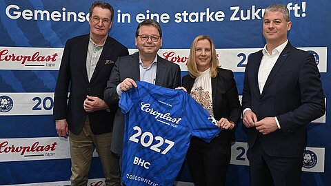 Die Verantwortlichen von BHC und Coroplast Tape präsentieren das neue Trikot