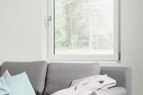 REHAU Fenster mit Couch im Vordergrund