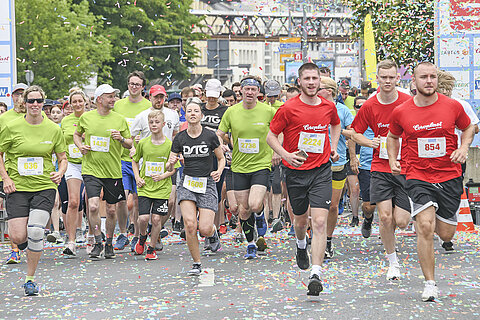 Field of runners with three members of the Coroplast team