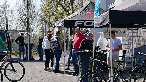Corplast Mitarbeitende informieren sich zum Bike-Leasing auf dem Firmengelände in Wuppertal.