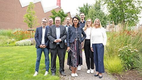 Environment Minister Oliver Krischer with the Coroplast Group team