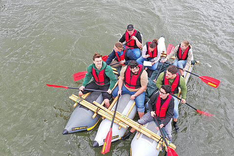 Azubi-Team unterwegs mit dem Floß auf dem Baldeneysee 