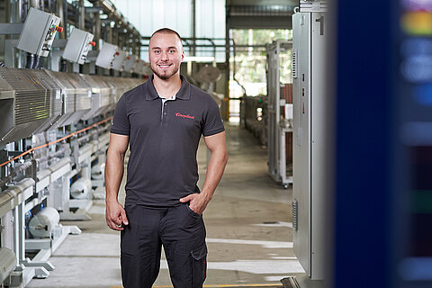 Apprentice in the Coroflex production facility, which is supplied entirely with green electricity.