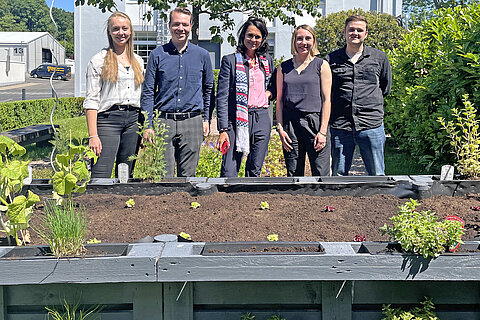 Gruppenbild des drittplatzierten Teams des Azubi-Pitch mit ihrem Hochbeet