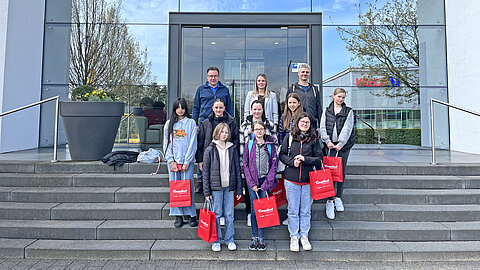 Die acht Teilnehmerinnen des Girls’Day 2023 vor dem Haupteingang der Coroplast Group in Wuppertal