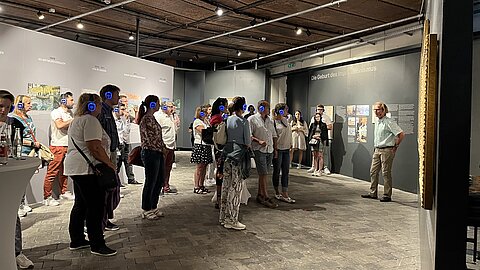 Gruppenbild von Mitarbeitenden der Coroplast Group bei der Führung durch die Monet-Ausstellung 