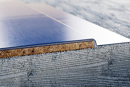 Aluminum adhesive tape that adheres well to a rough surface