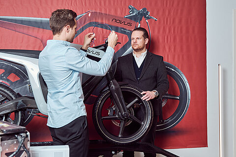 René Renger und Philip Schröder mit dem E-Motorrad von Novus 