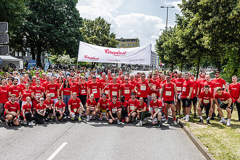 Participants from the Coroplast Group in the Schwebebahnlauf 2024 line up on the track before the start of the race