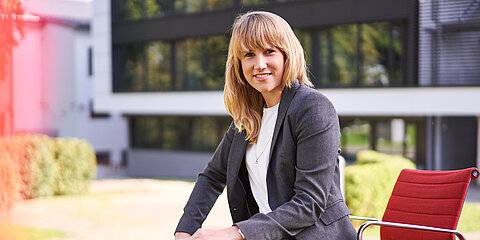 Claudia Wahl, strategischer Einkauf WeWire, vor dem Stammsitz der Coroplast Group in Wuppertal